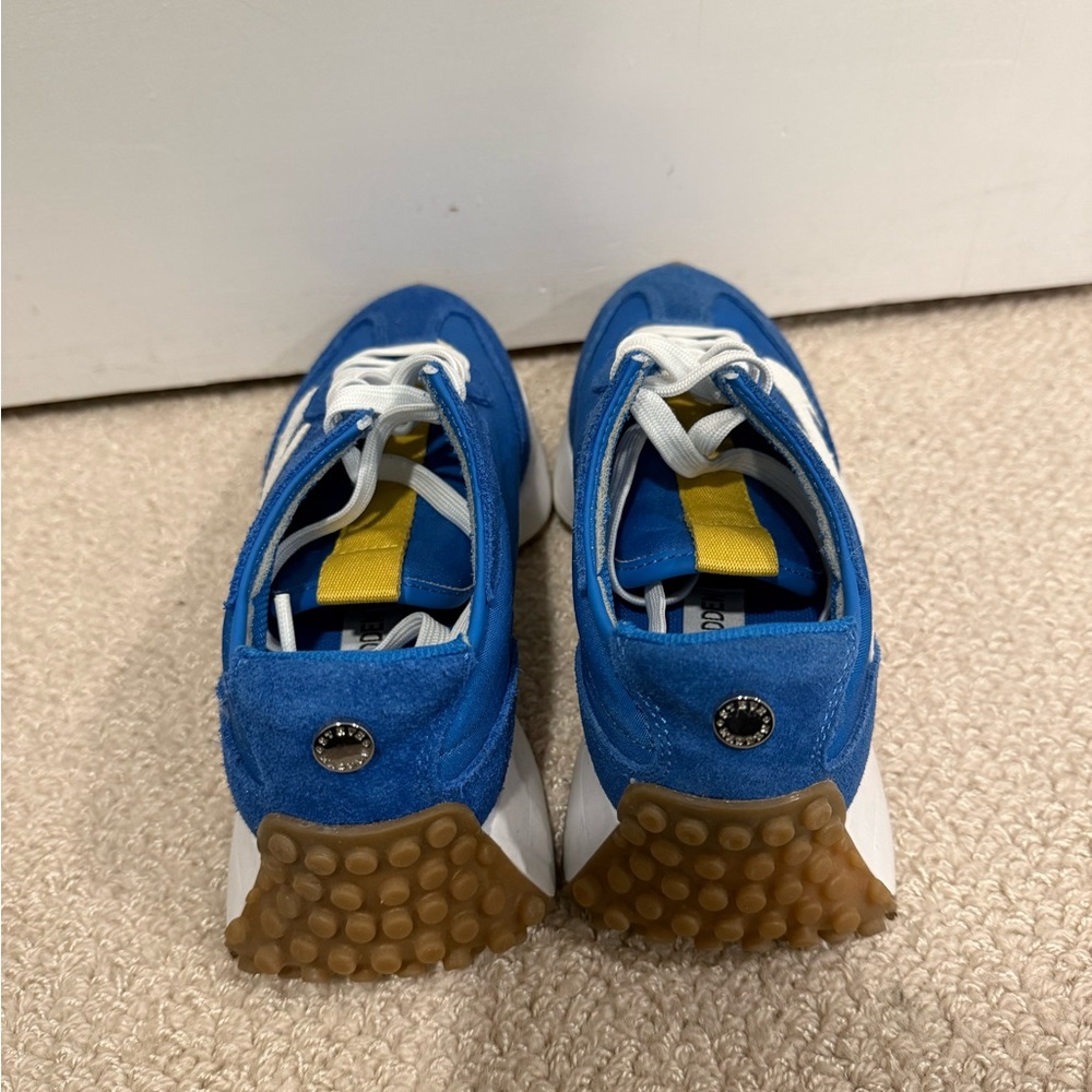 Women’s Steve Madden sneakers - Picture 2 of 4